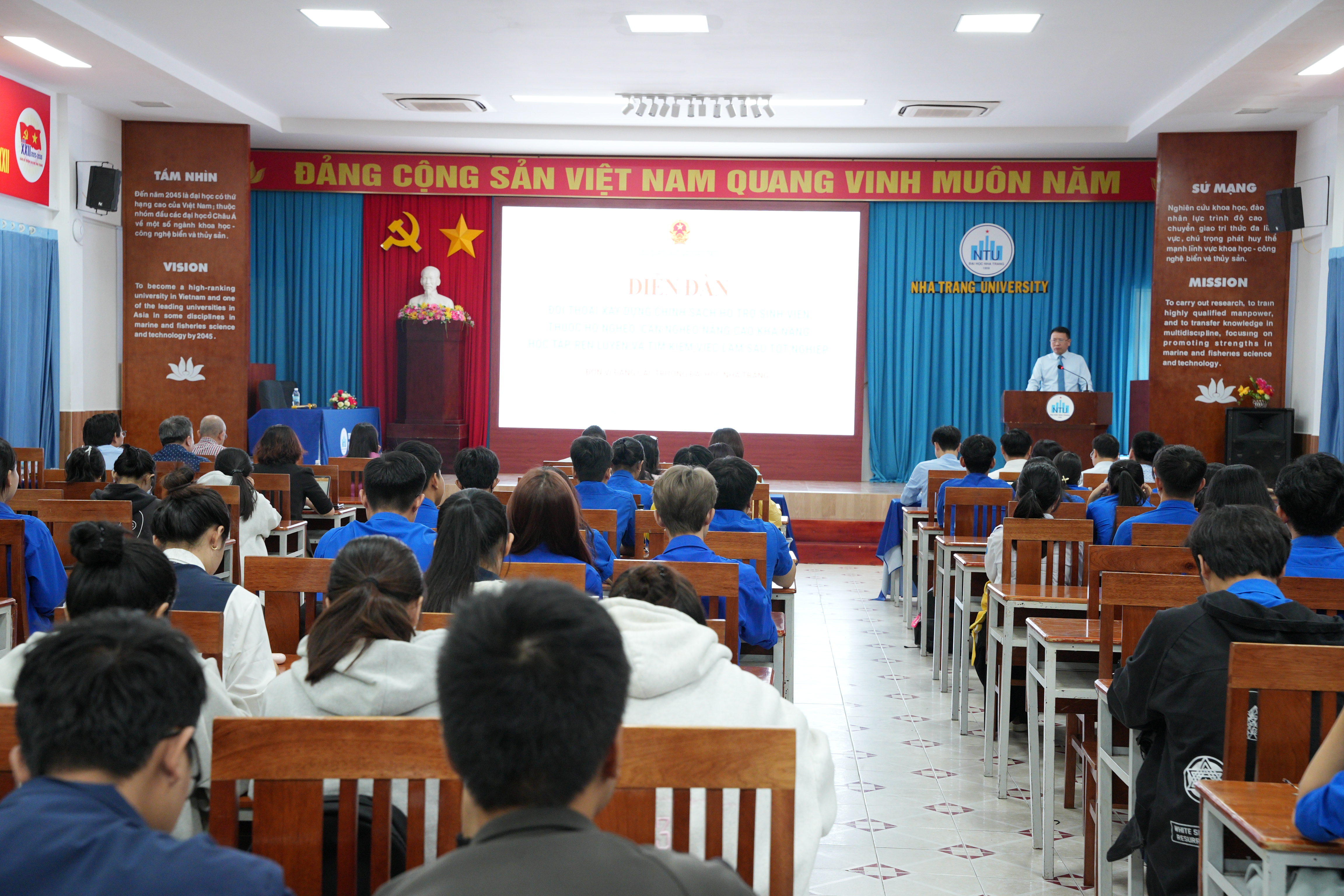 Diễn đàn đối thoại chính sách hỗ trợ sinh viên tại Trường Đại học Nha Trang