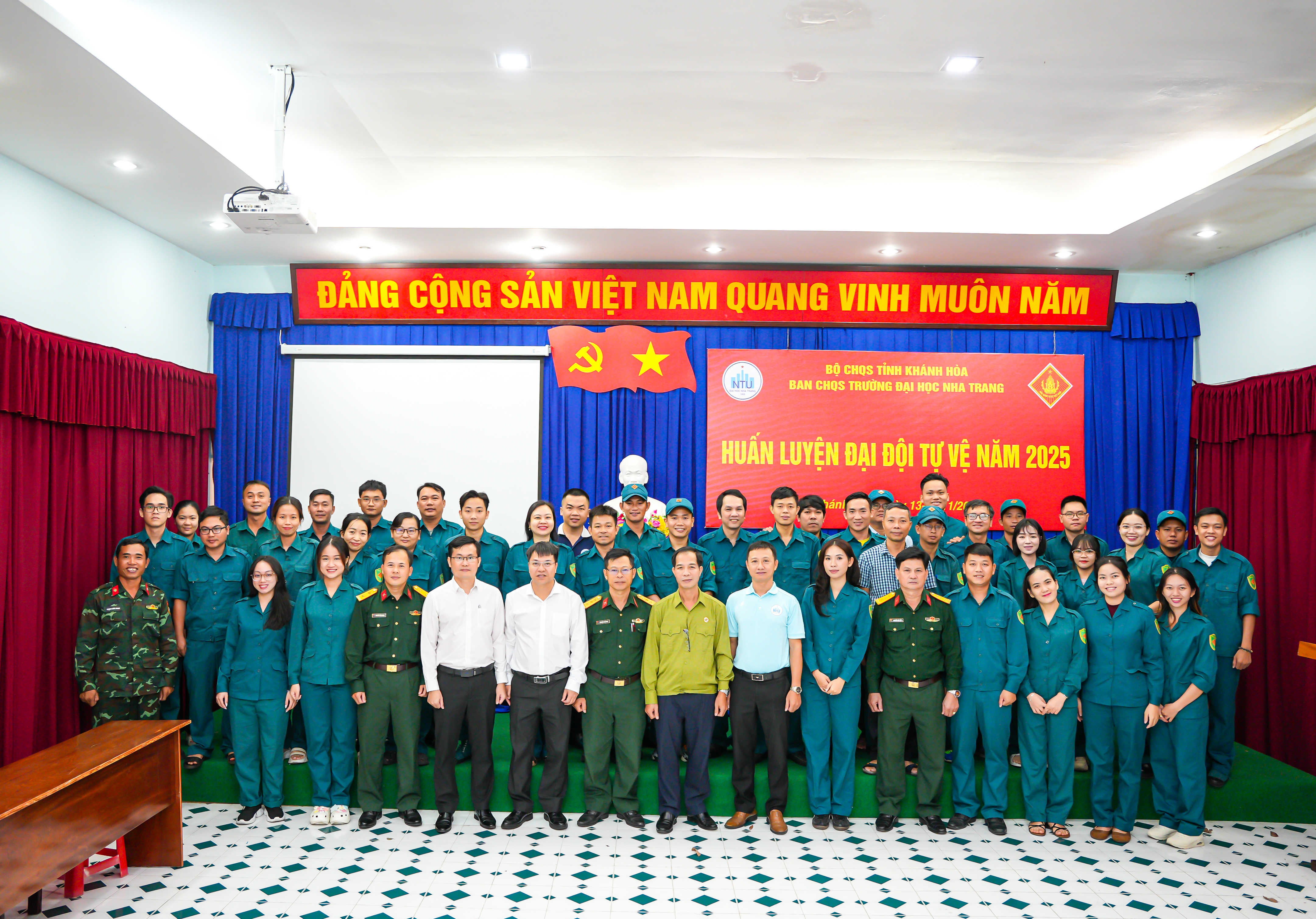 Trường Đại học Nha Trang bế mạc huấn luyện lực lượng tự vệ năm 2025