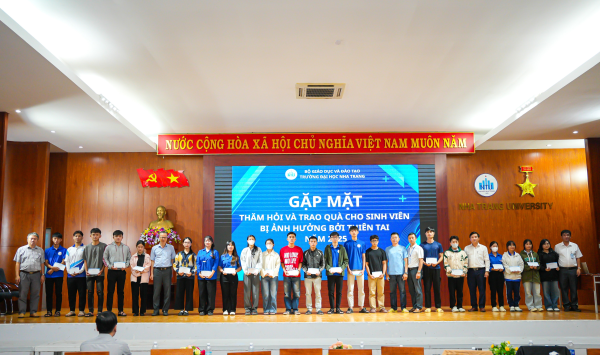 Trường Đại học Nha Trang tổ chức gặp mặt và trao tiền hỗ trợ cho VC–NLĐ và sinh viên bị ảnh hưởng do mưa lũ năm 2025
