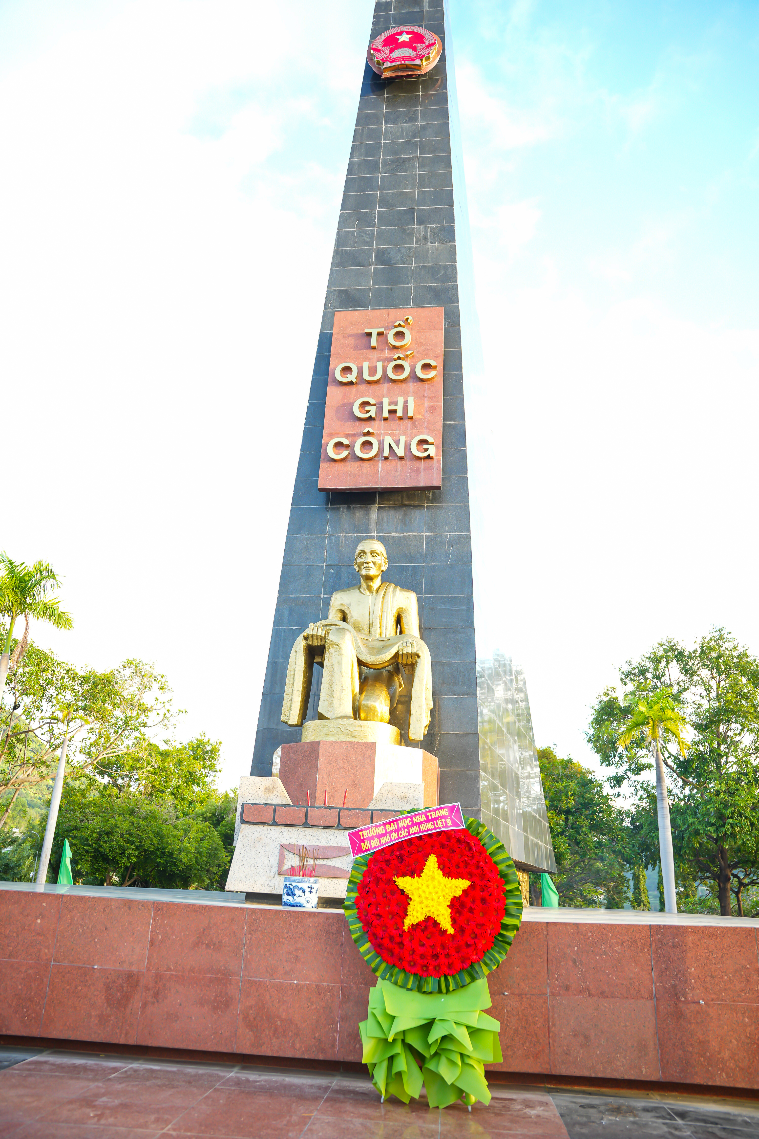 Trường Đại học Nha Trang tổ chức viếng Nghĩa trang Liệt sĩ Hòn Dung và Bia tưởng niệm liệt sĩ hy sinh Tết Mậu Thân, nhân kỷ niệm 81 năm Ngày thành lập QĐND Việt Nam