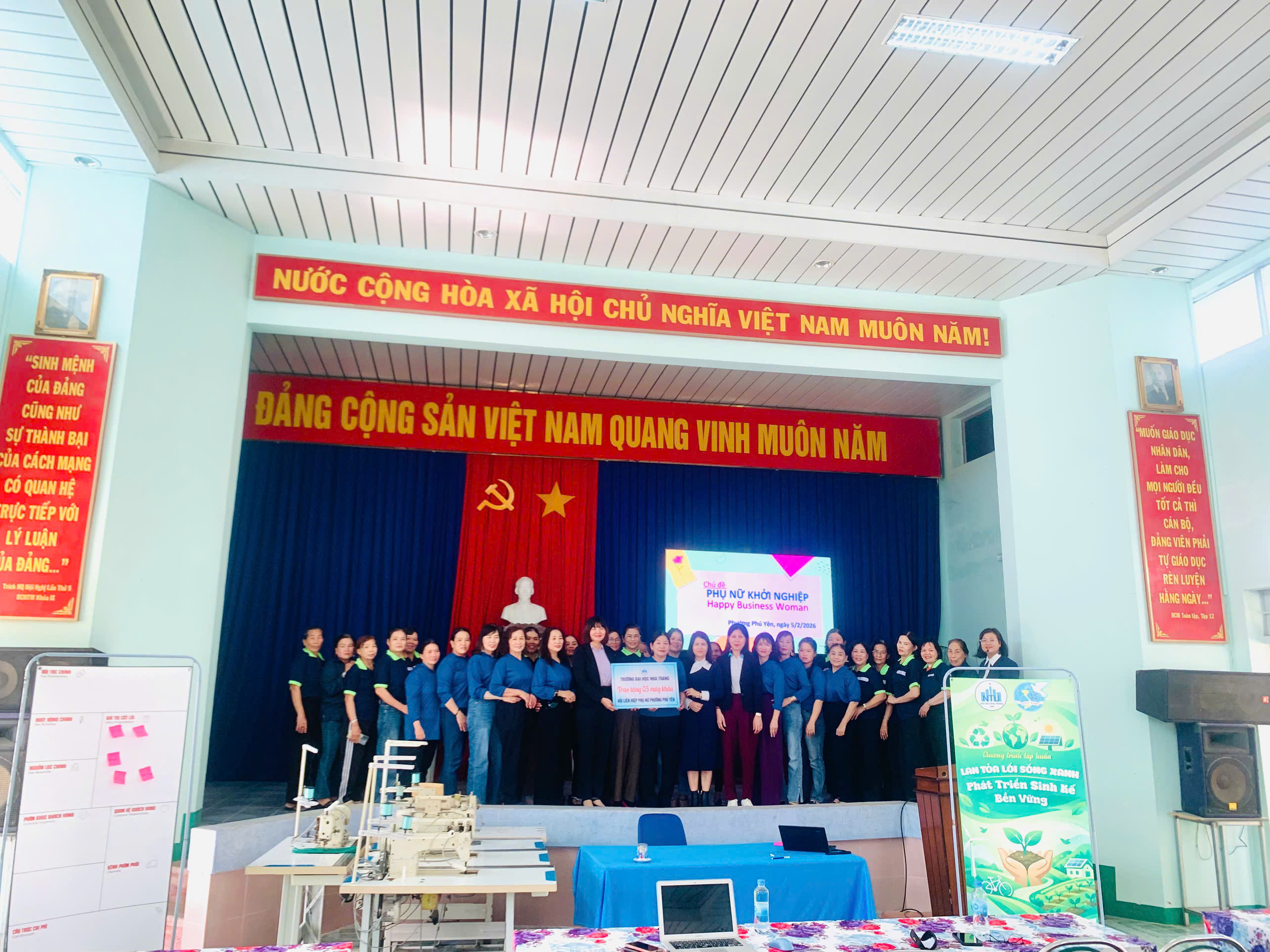 Trường Đại học Nha Trang trao máy khâu hỗ trợ phụ nữ phường Phú Yên khôi phục sinh kế sau bão lũ