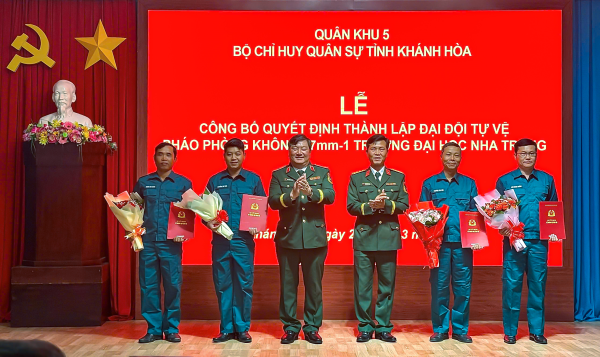 Trường Đại học Nha Trang ra mắt Đại đội Tự vệ pháo phòng không 37mm-1