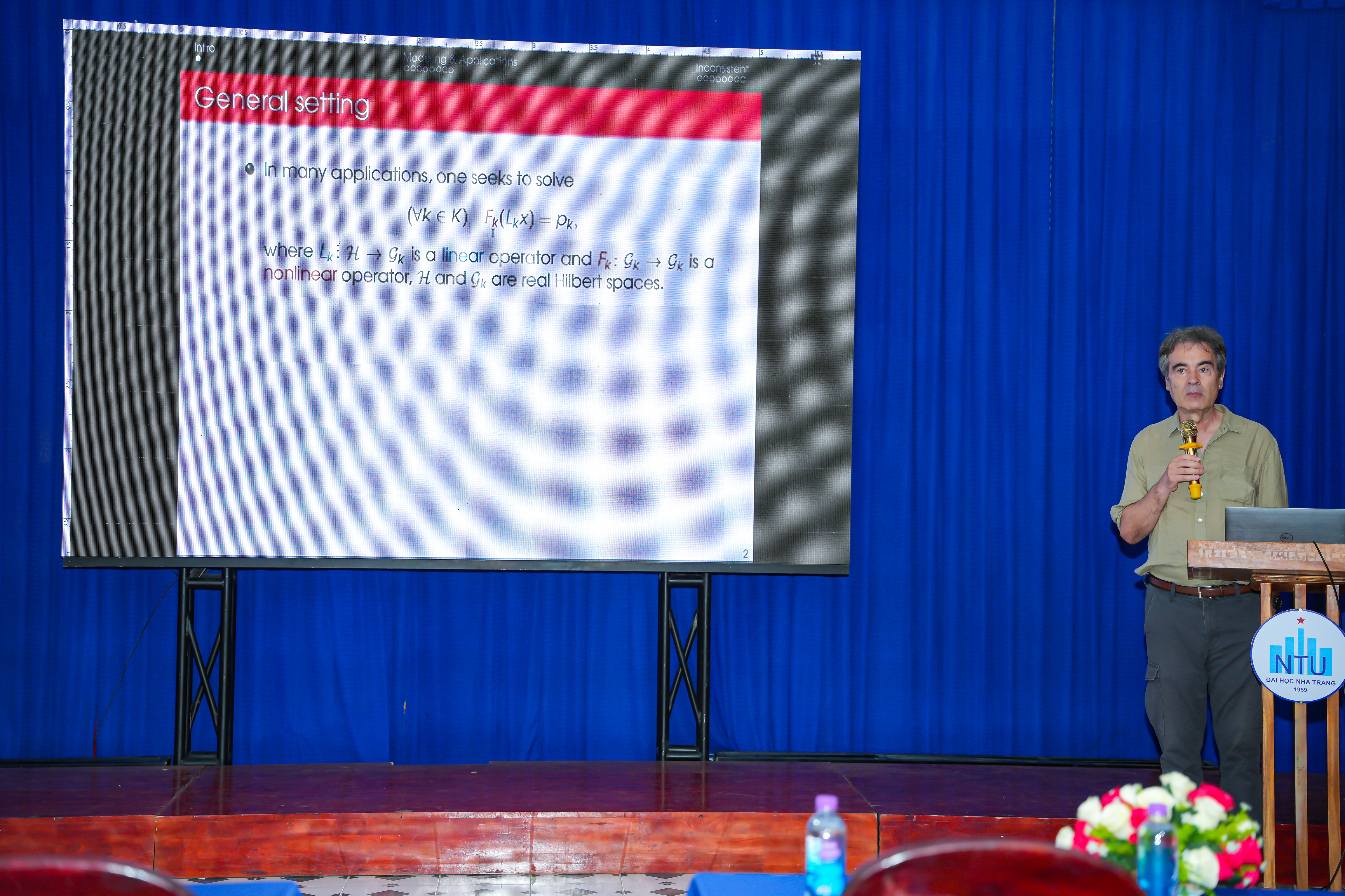 Trường Kỹ thuật và Công nghệ tổ chức Seminar học thuật quốc tế với hai giáo sư Toán học đến từ Hoa Kỳ