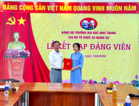 Chi bộ Tổ chức và Nhân sự kết nạp đảng viên mới gắn với sinh hoạt chuyên đề tại Khu di tích bến tàu không số Vũng Rô
