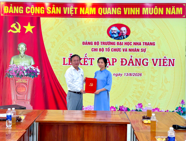 Chi bộ Tổ chức và Nhân sự kết nạp đảng viên mới gắn với sinh hoạt chuyên đề tại Khu di tích bến tàu không số Vũng Rô