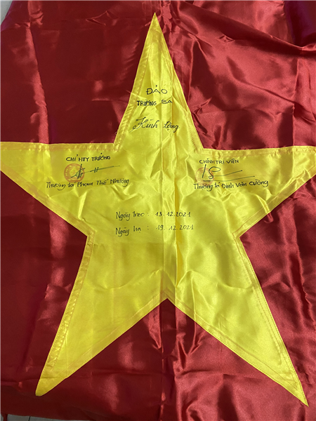 Trường ĐH Nha Trang tiếp nhận cờ Tổ Quốc gửi tặng từ đảo Trường Sa
