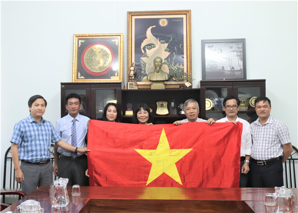 Trường ĐH Nha Trang tiếp nhận cờ Tổ Quốc gửi tặng từ đảo Trường Sa