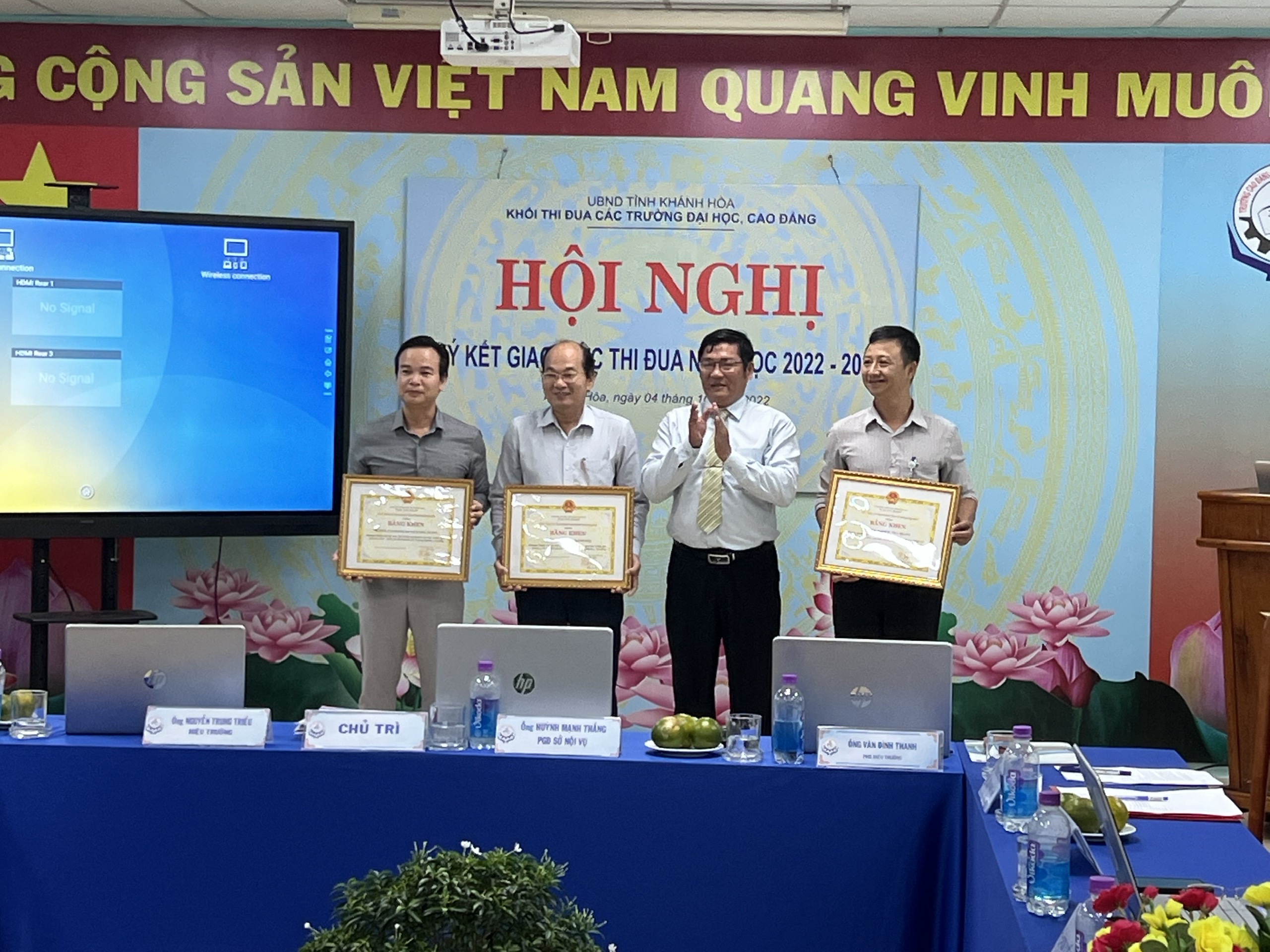 Trường ĐH Nha Trang nhận bằng khen của UBND tỉnh Khánh Hòa về hoàn thành xuất sắc nhiệm vụ công tác giáo dục và đào tạo