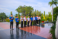 Trường Đại học Nha Trang đặt vòng hoa, dâng hương viếng Nghĩa trang liệt sĩ Hòn Dung